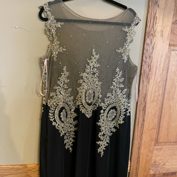 Women’s black gown - Picture 4 of 10